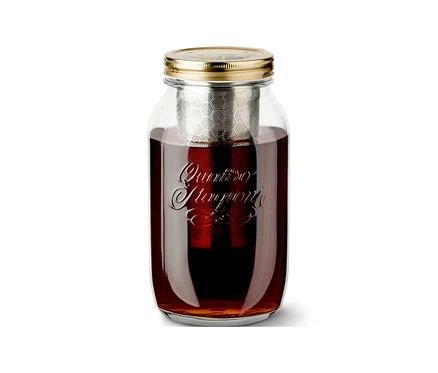 Beyaz bir arka plan üzerinde, içecekle dolu bir "BrewJar" soğuk demleme hazırlayıcısı.