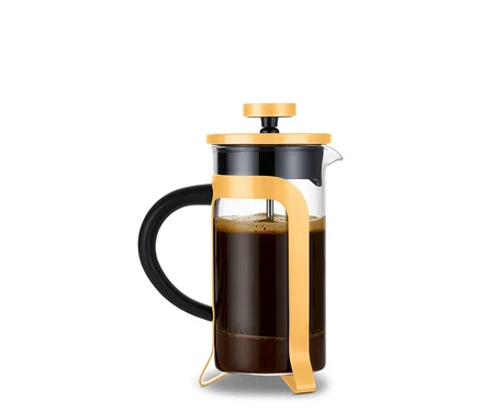 Siyah saplı, sarı renkli cam bir French press kahve demliği kahveyle dolu.