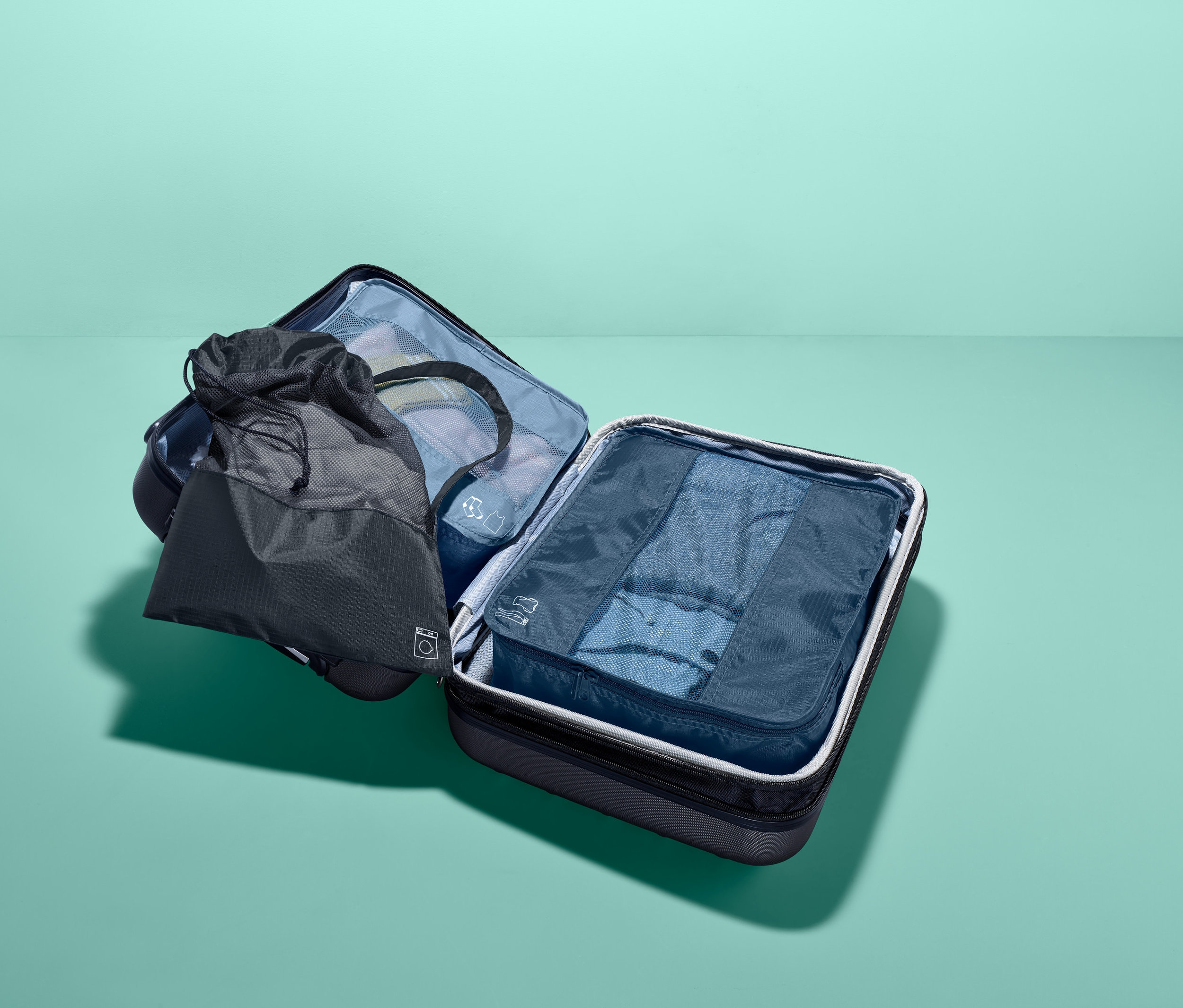 Bir bavulda üç seyahat düzenleme çantası.