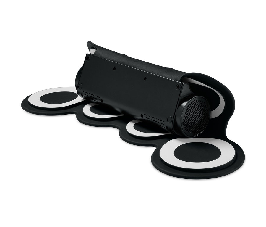 Beyaz arka planda siyah beyaz elektronik bateri seti.