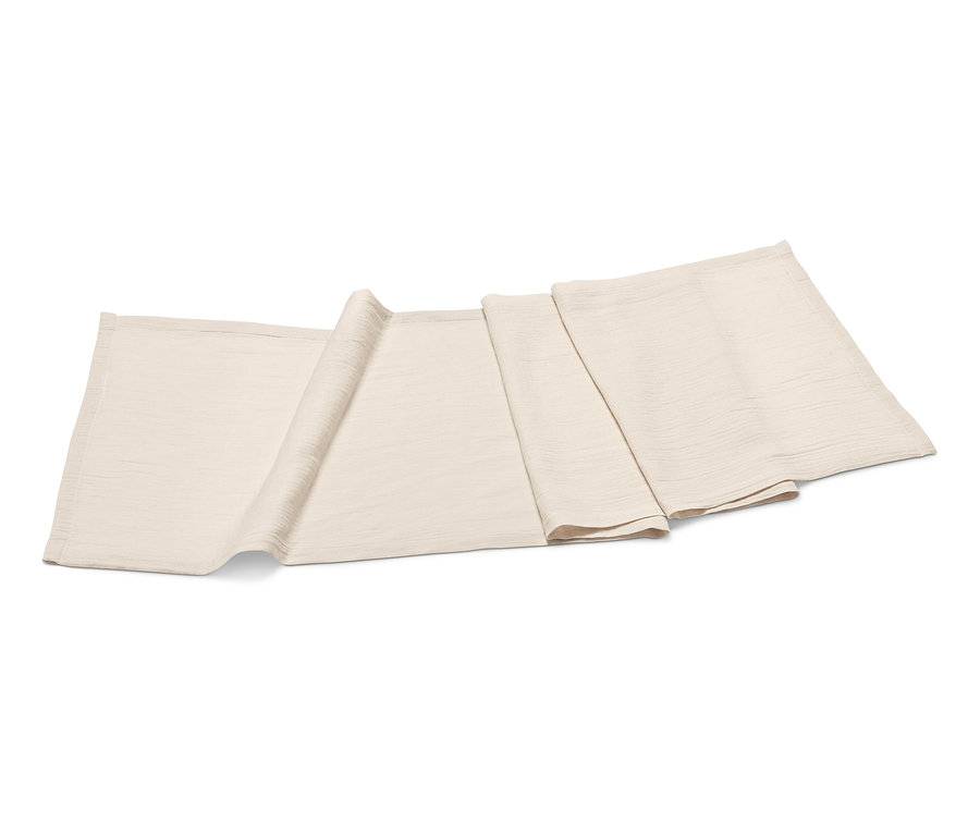 Bej rengi müslin şerit örtü beyaz bir arka planda katlanmış şekilde duruyor.