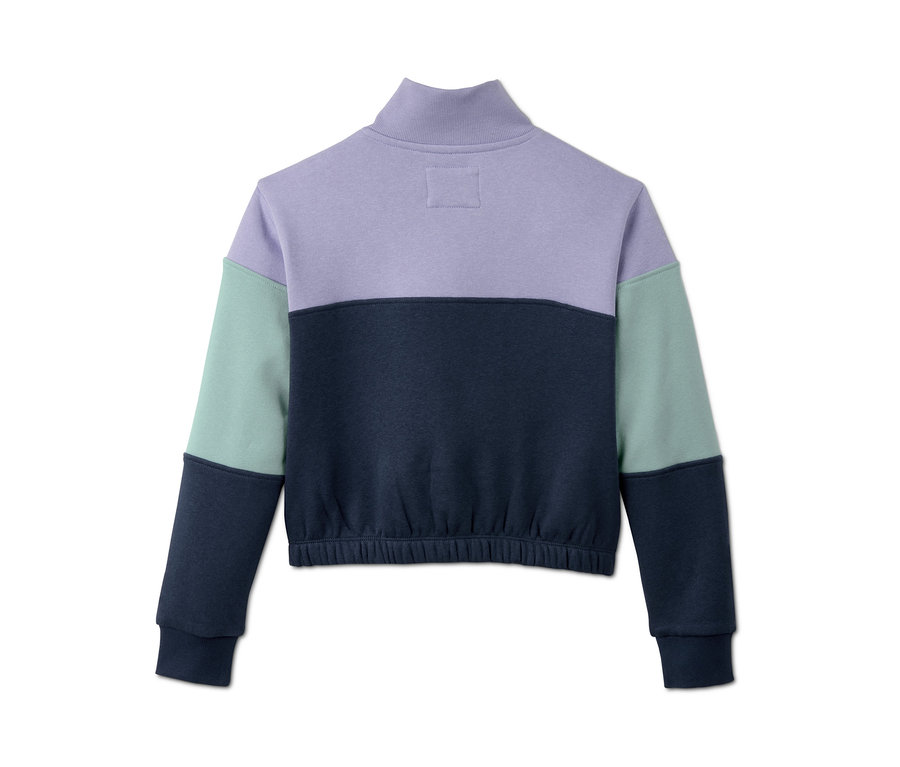 Renk bloklu bir sweatshirt'ün yakın çekimi
