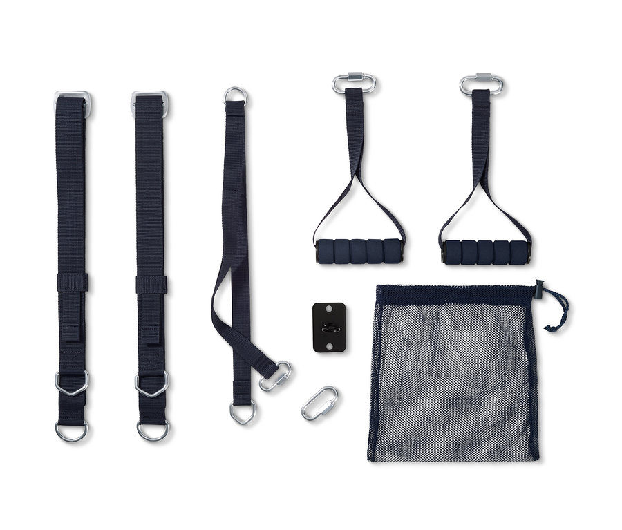 Beyaz bir arka planda antrenman kayışı seti.