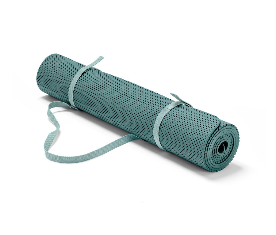 Taşıma kayışları olan, sarılmış, açık mavi yoga ve fitness matı.