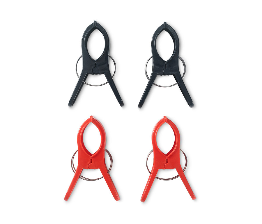 Dört adet havlu mandalı: iki siyah ve iki kırmızı.