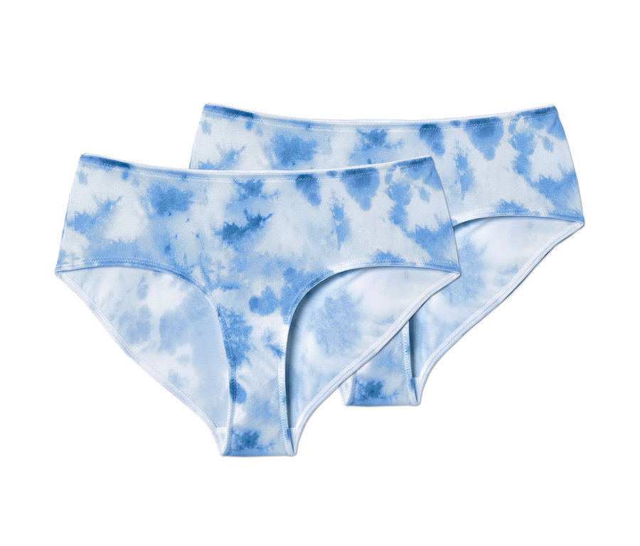 İki adet batik baskılı mini slip üst üste duruyor.