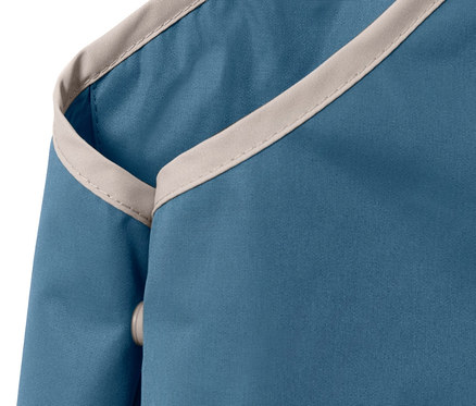 Bej bordürlü mavi küçük çocuk yağmur pantolonu detayı.