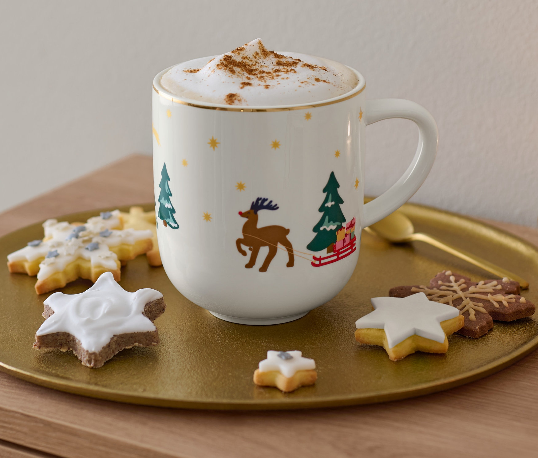 Altın bir tepside Altın Yaldızlı Jumbo Kupa, kapuçino ve kurabiyeler bulunur.