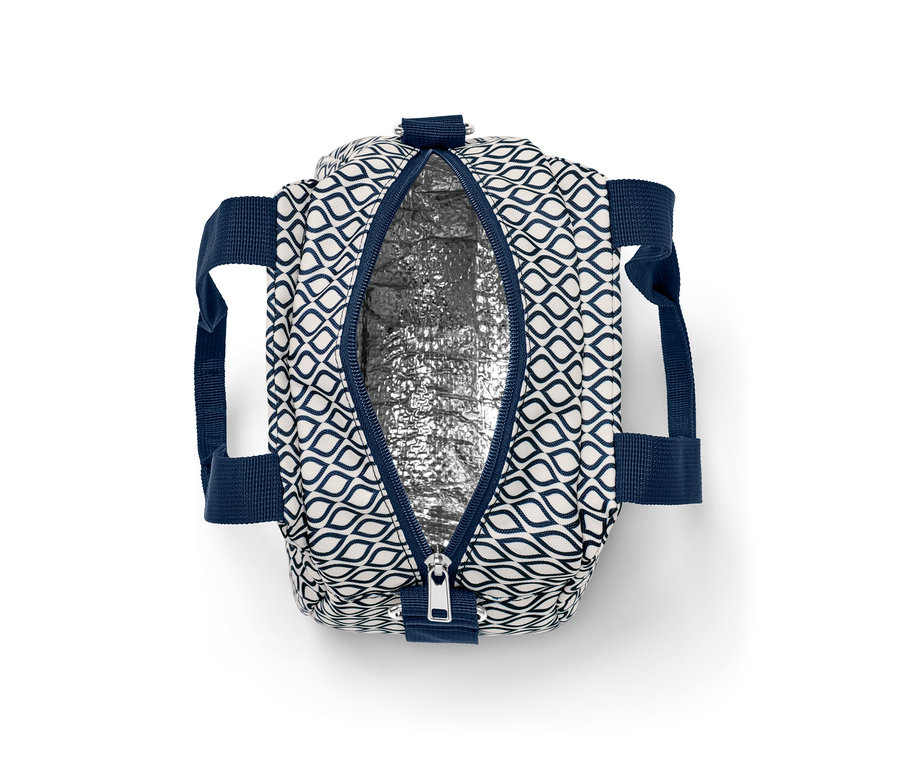 Açık, mavi-beyaz desenli mini soğutucu çanta.