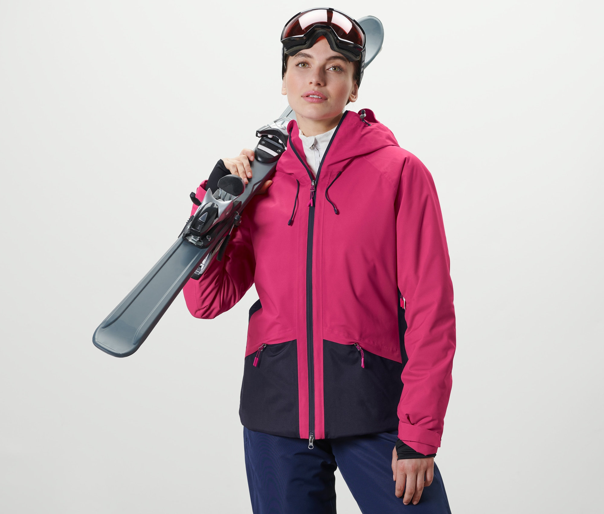 Kadın omzunda kayak taşıyor. Üzerinde kayak montu var.