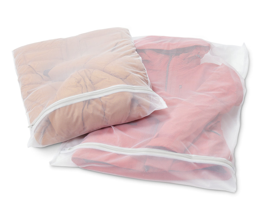 İçinde giysiler olan iki adet XL çamaşır filesi.