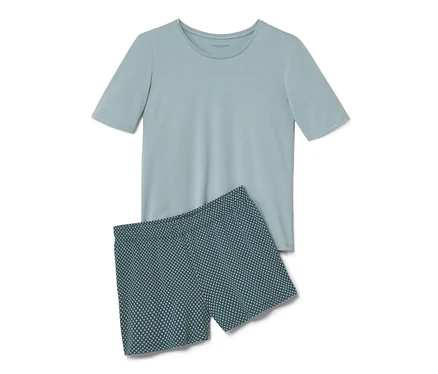 Desenli şortlu kısa pijama ve açık mavi kısa kollu tişört beyaz bir arka plan üzerinde duruyor.