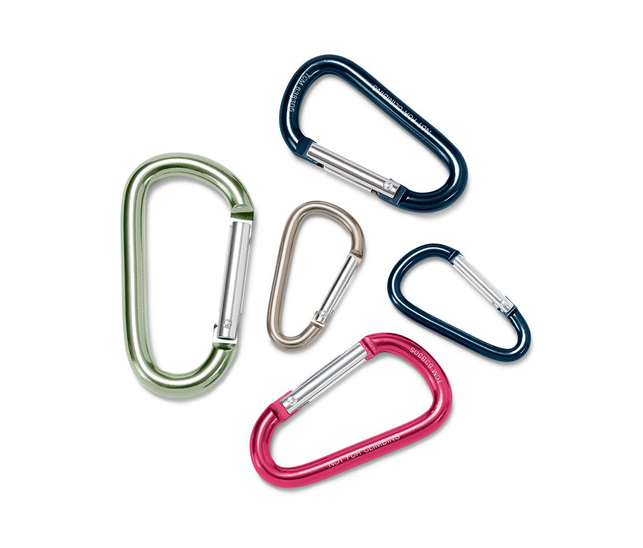 Beş farklı renkte (yeşil, gri, pembe ve iki mavi) karabina kancası beyaz bir arka plan üzerinde duruyor.