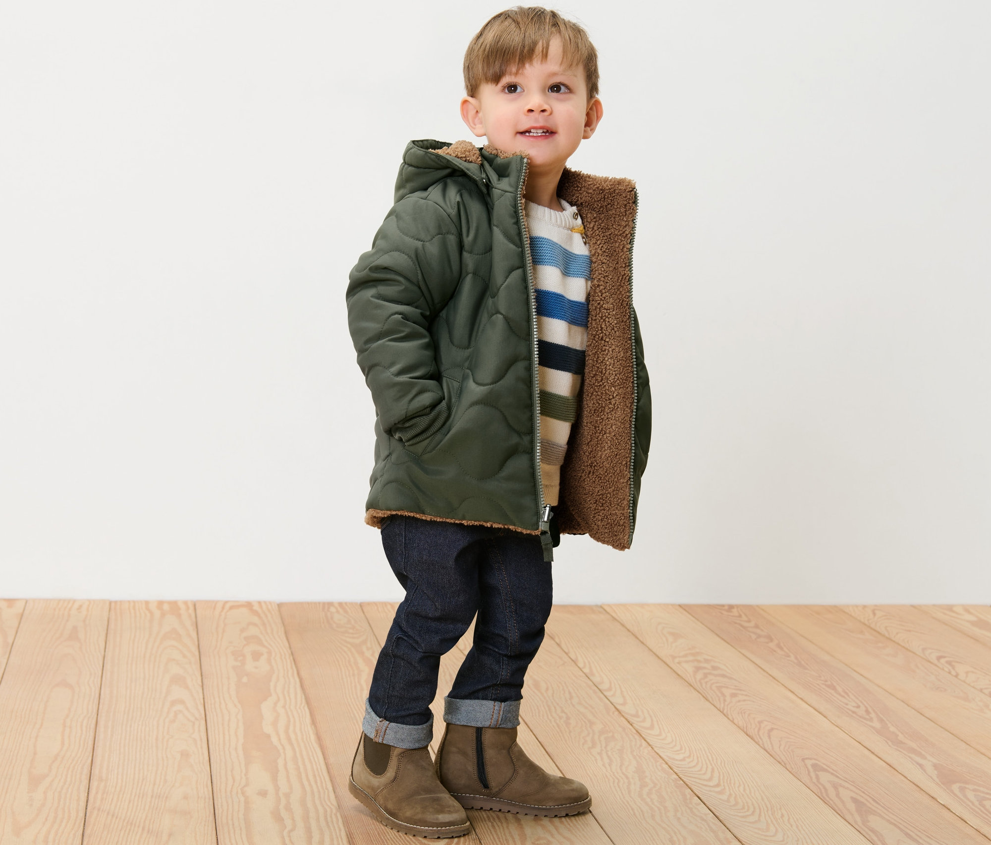 Ayakta duran bir çocuk, üzerinde Çift Taraflı Çocuk Montu var