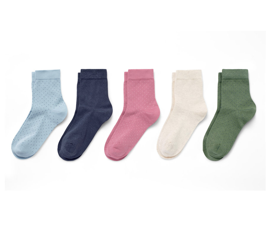 Beyaz bir arka plan üzerinde beş çift çorap duruyor: açık mavi üzerine koyu mavi puantiyeli, koyu mavi, pembe üzerine beyaz puantiyeli, krem rengi ve zeytin yeşili üzerine koyu yeşil puantiyeli. 