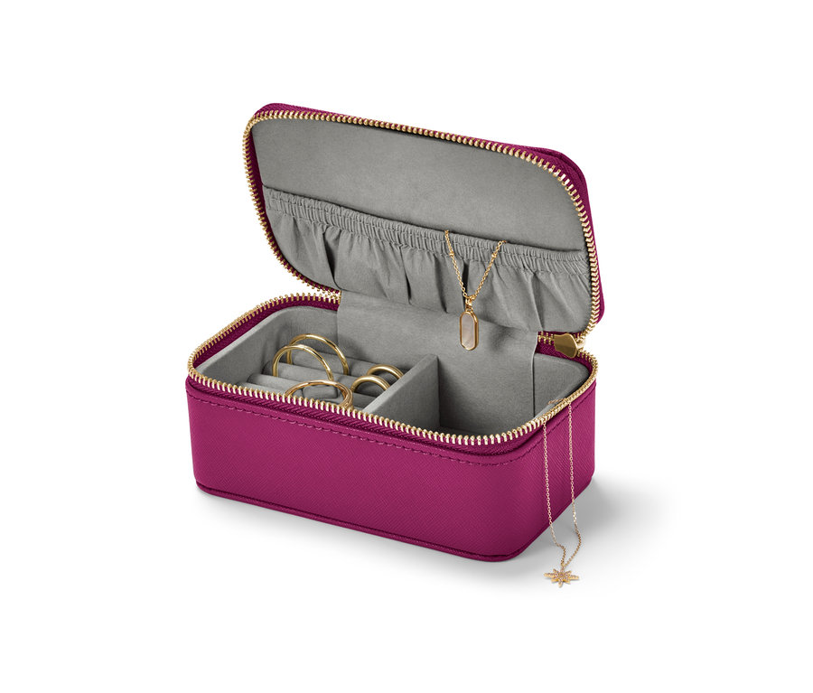 Yüzük ve kolye içeren açık küçük takı kutusu