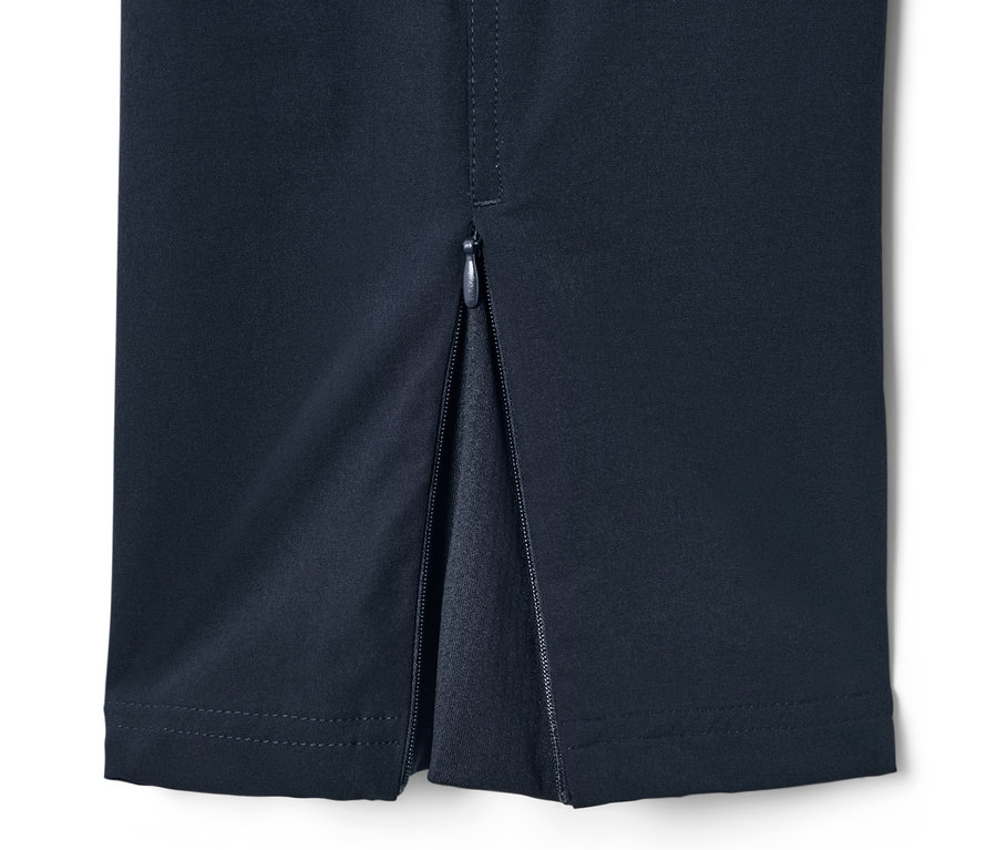 Açık fermuarlı lacivert outdoor pantolonun detayı.