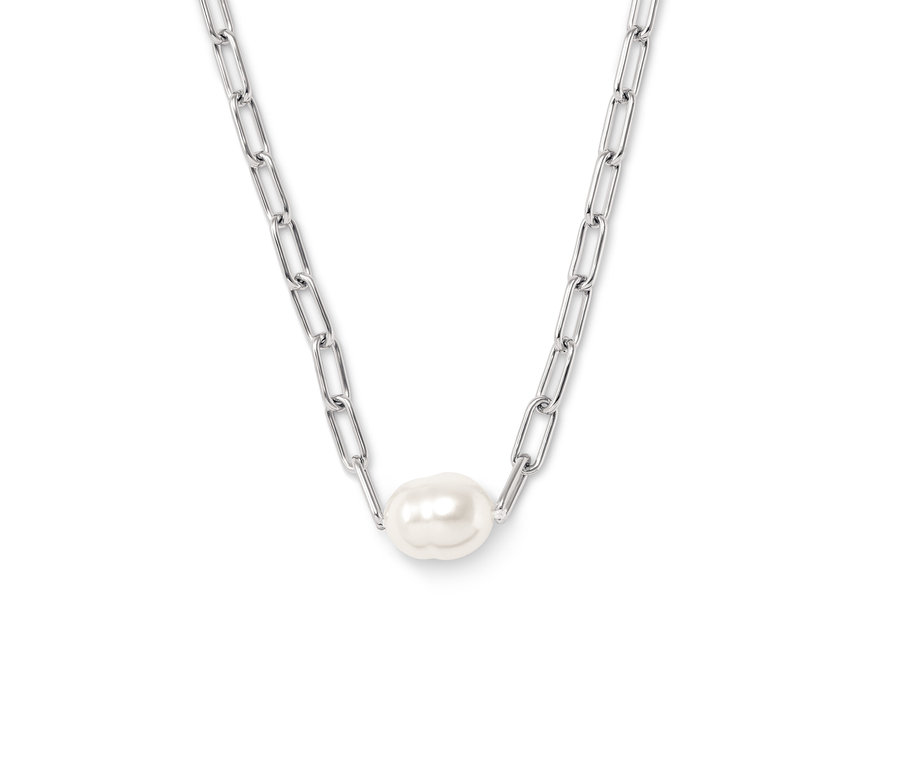 Ortasında inci bulunan gümüş rengi kolye.