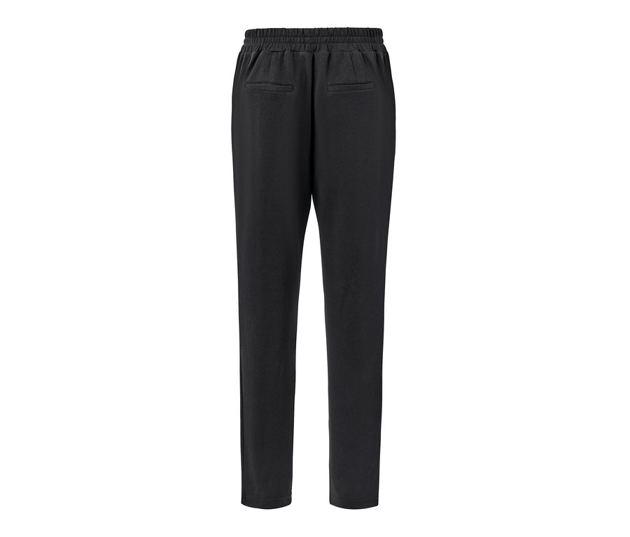 Siyah jogger pantolon.