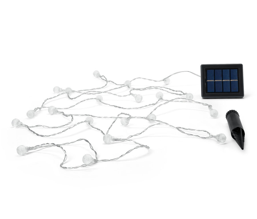 Bilyeli güneş enerjili ışık zinciri beyaz bir arka plan üzerinde duruyor.