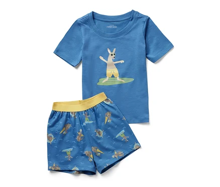 Tişörtünde kanguru baskısı olan mavi çocuk şortlu pijama takımı ve kanguru desenli şort.