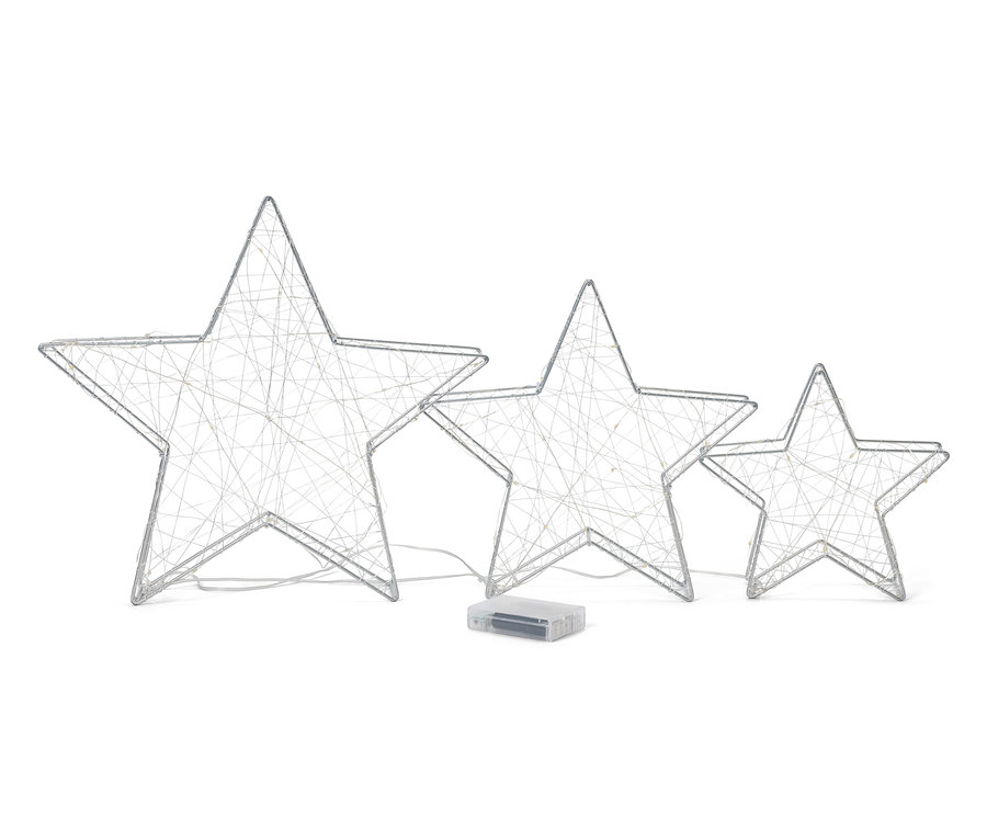 Beyaz bir arka plan üzerinde LED ışıkları olan farklı boyutlarda üç tel yıldız.