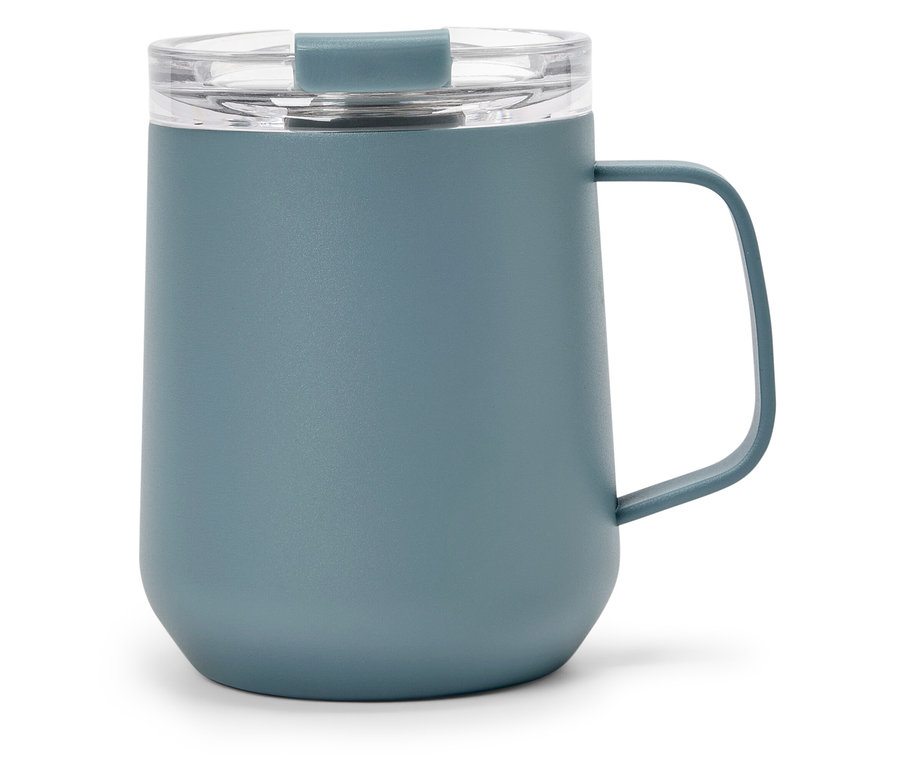 Şeffaf kapaklı ve kulplu mavi bardak.