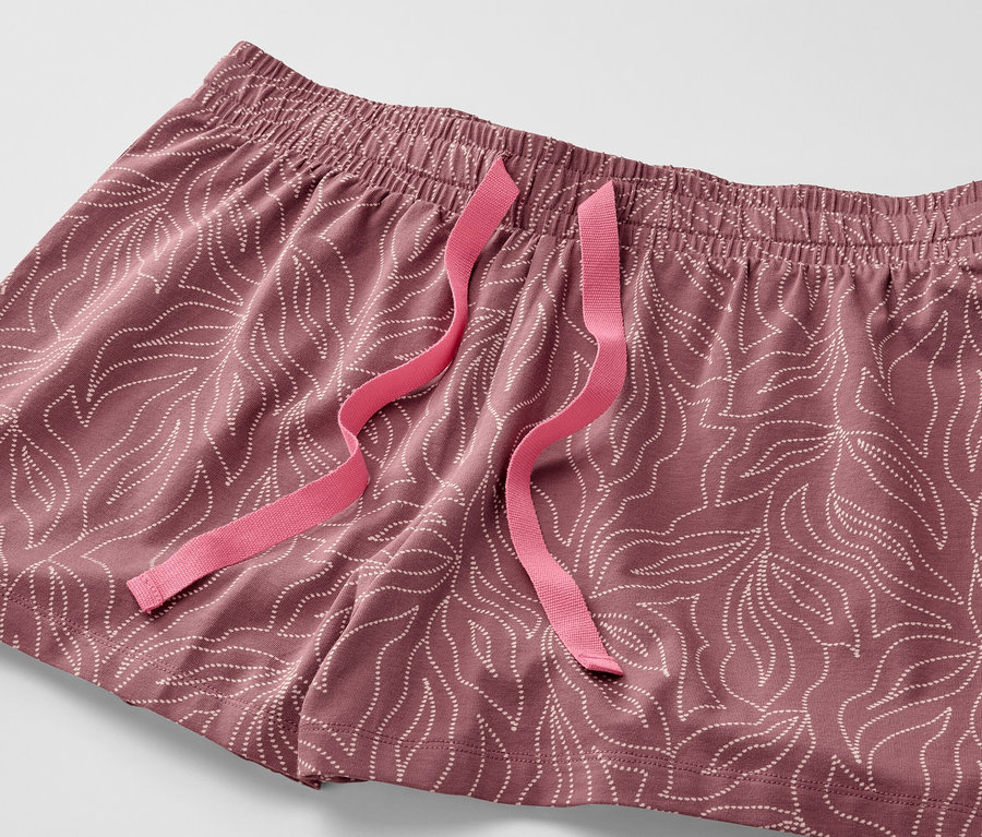 Yaprak desenli ve pembe kurdeleli şortlu pijama takımı.