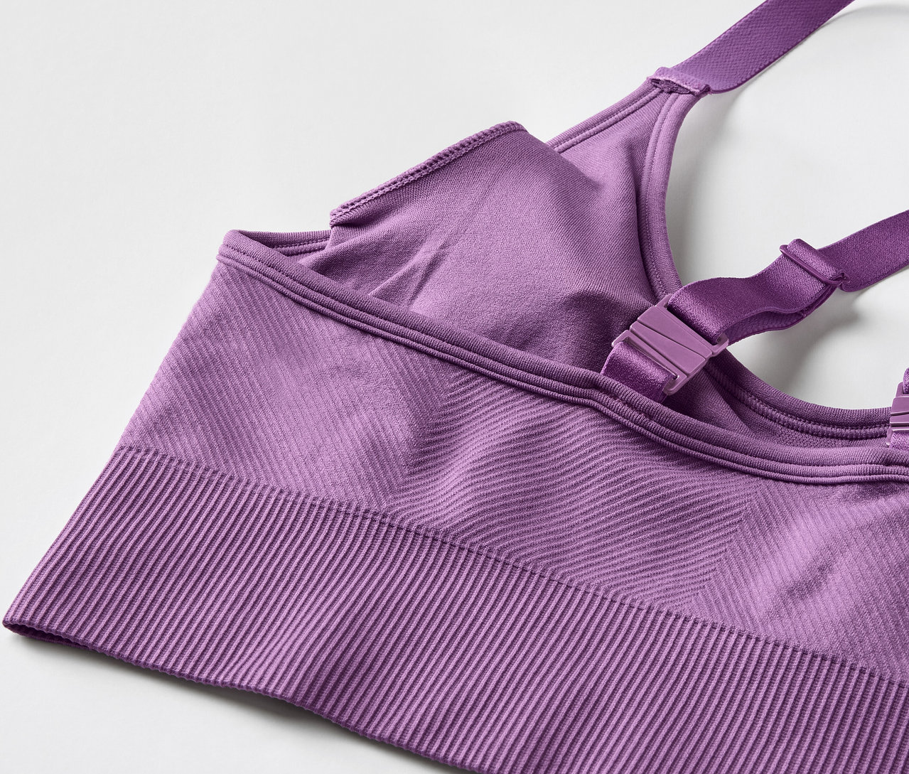 Ayarlanabilir askılı mor spor sutyeninin detayı.