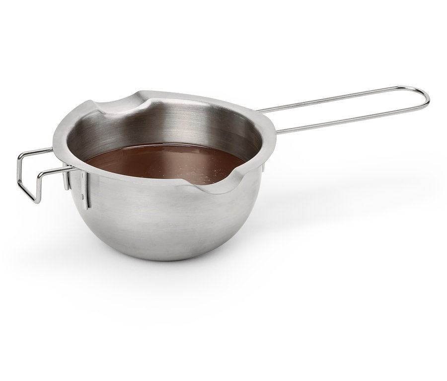 Paslanmaz çelik saplı kase, kahverengi sıvı ile dolu.