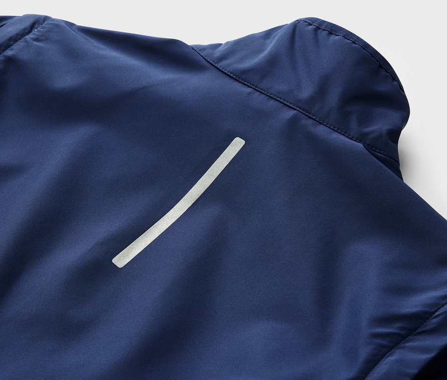 Reflektörlü şeridi olan koyu mavi renkli 2'si 1 Arada Bisiklet Montunun yakın çekim detayı.