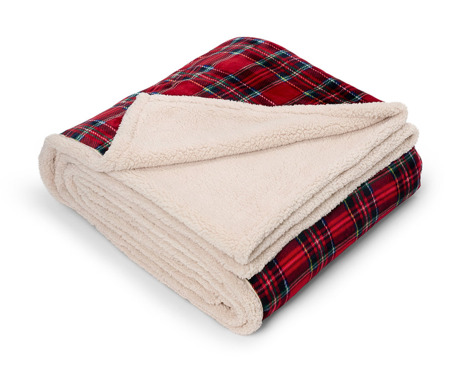 Katlanmış, kırmızı ekose desenli ve krem rengi şerpa astarlı battaniye.