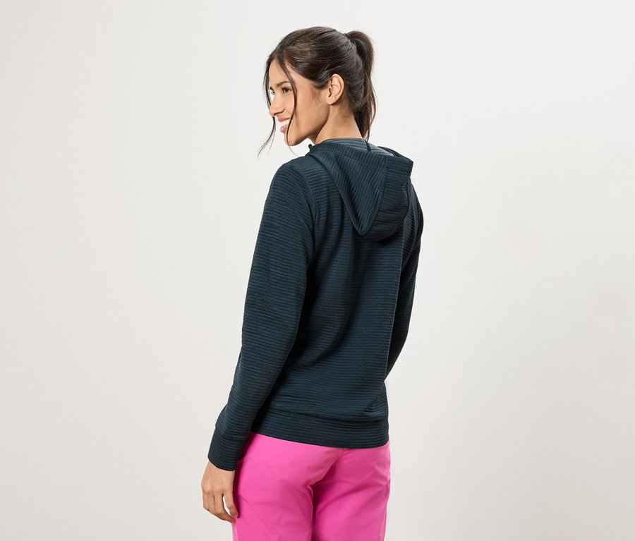 Arkadan görünen kadın, koyu yeşil kapüşonlu ve pembe pantolon giyiyor.