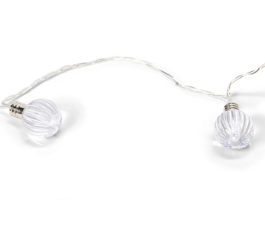 Beyaz bir arka planda iki adet şeffaf, oluklu küre şeklinde lambadan oluşan ışık zinciri.