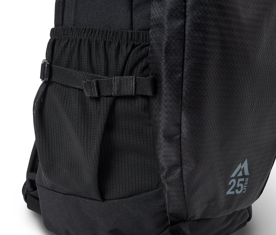 File yan cepli ve 25 Litre yazılı logoya sahip siyah tekstil çantanın yakın çekim görüntüsü.