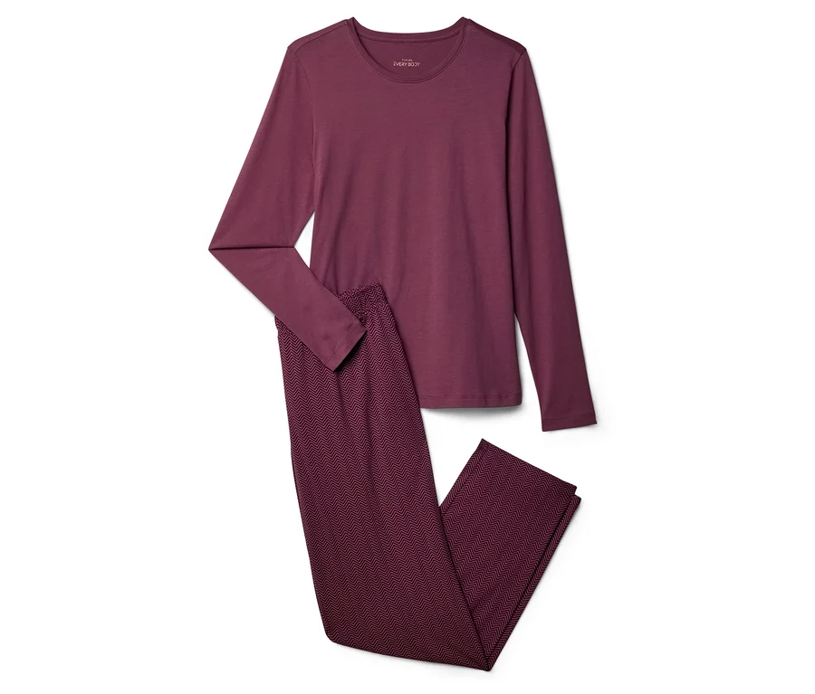 Bordo renkli, uzun kollu üst ve zikzak desenli pantolondan oluşan pijama takımı beyaz bir zeminde duruyor.