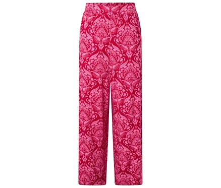 Açık pembe desenli kırmızı pantolon.
