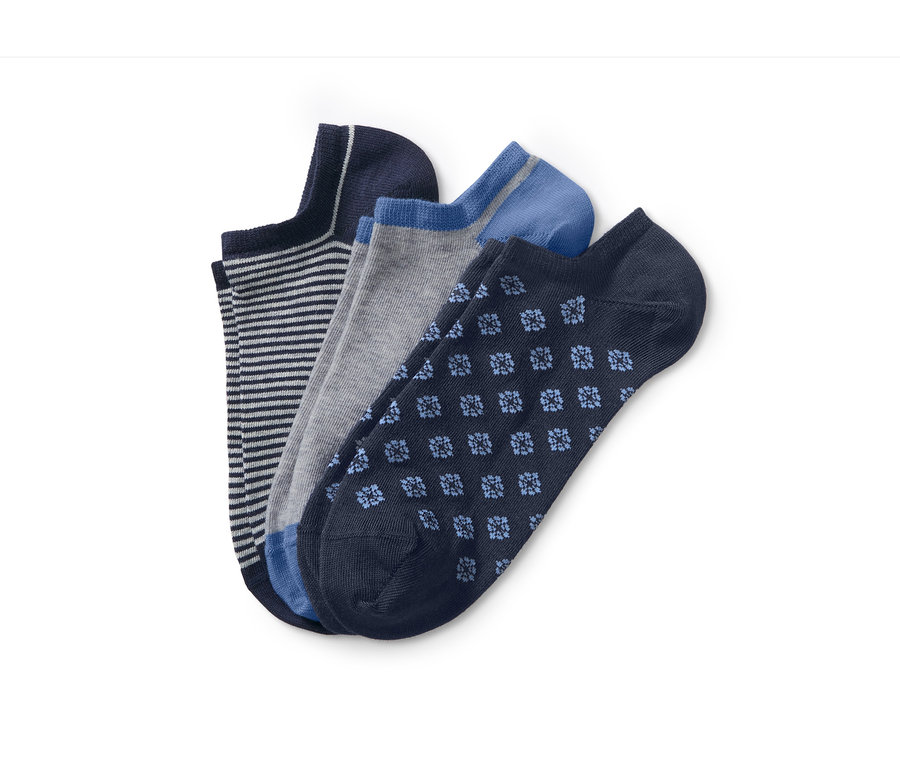 Üç çift sneaker çorabı.