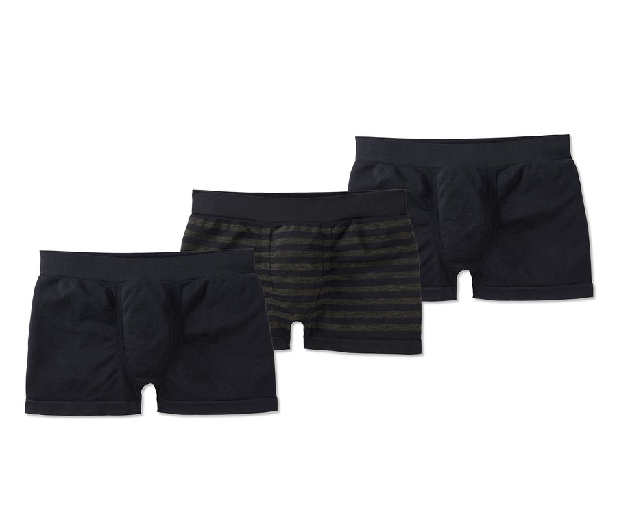 Siyah ve çizgili üç adet Dikişsiz Slip Boxer beyaz bir arka plan üzerinde duruyor.