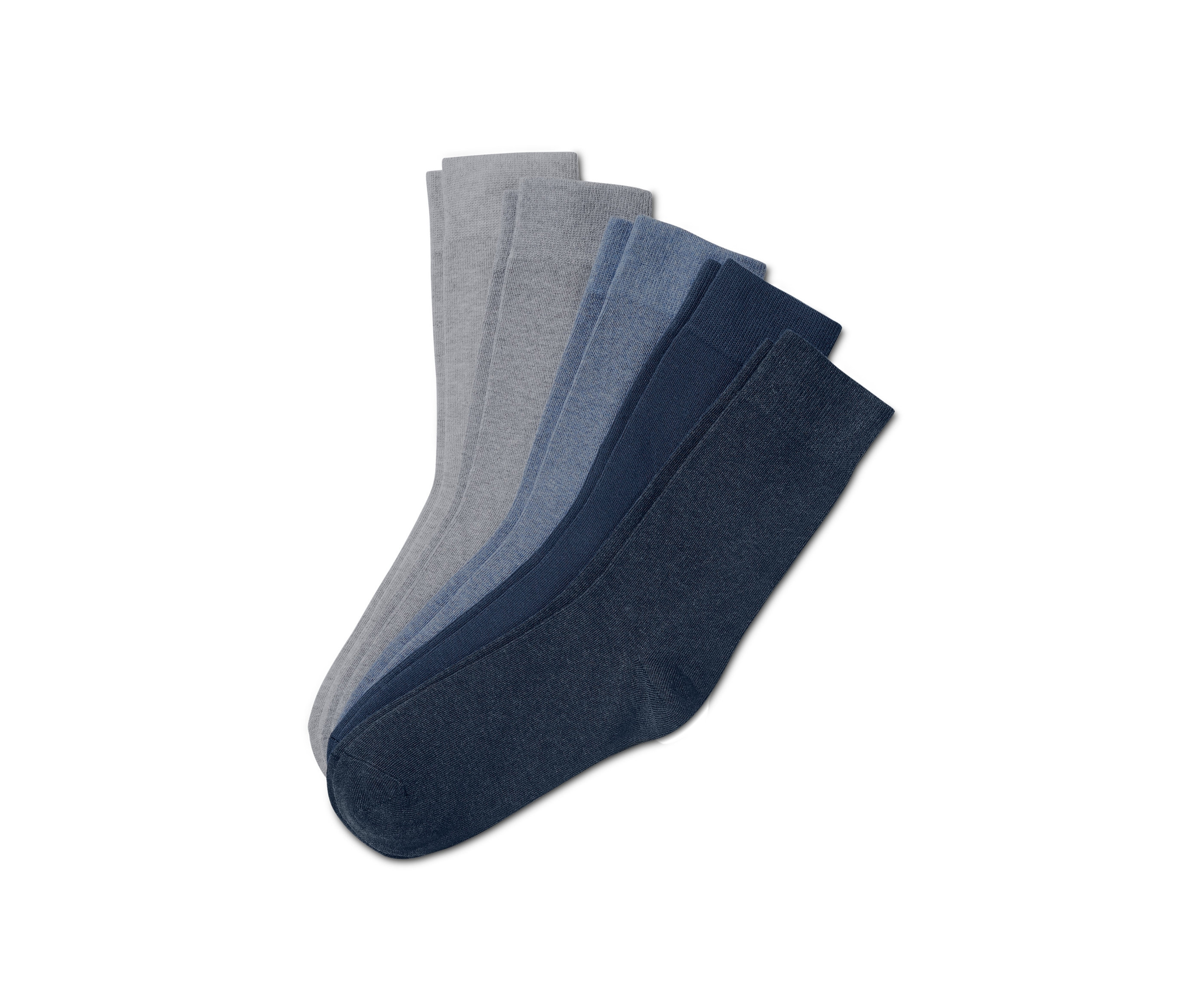 Beyaz bir arka plan üzerinde gri ve mavi tonlarında beş çift çorap.