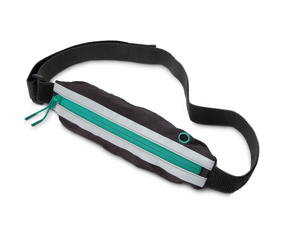 Yeşil fermuarlı gri spor kemeri.