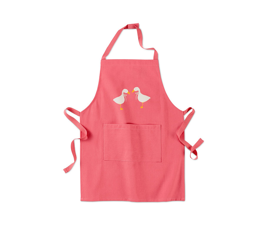 Cebi ve iki kaz deseni olan pembe çocuk mutfak önlüğü.