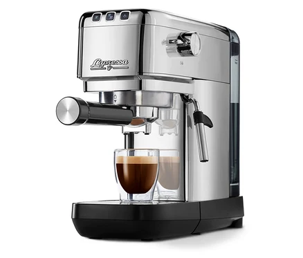 Bardakta kahve bulunan gümüş renkli Lapressa espresso makinesi.
