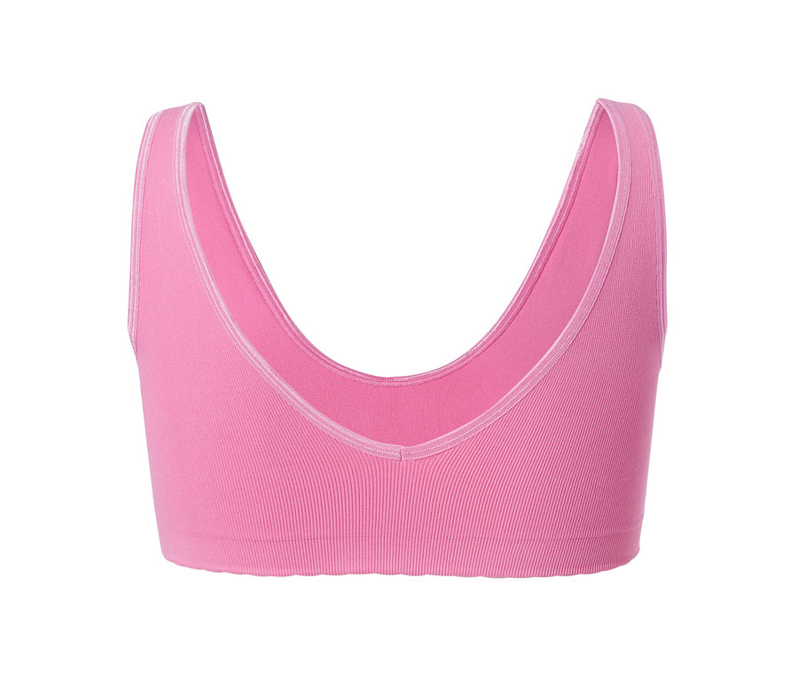 Pembe dikişsiz büstiyerin yakın çekim detayı.