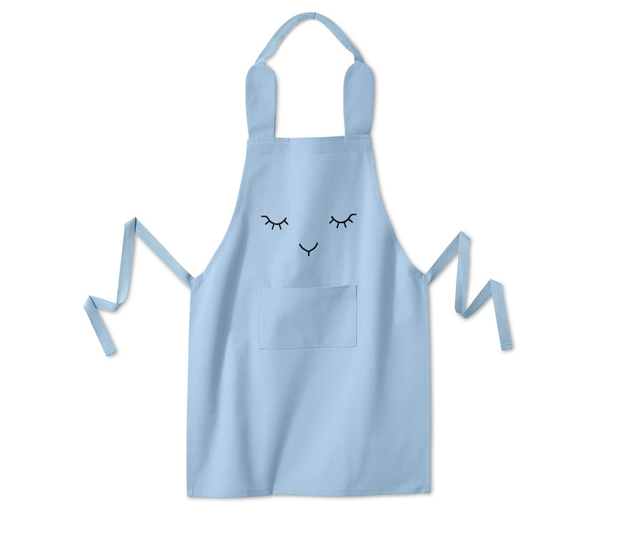 Açık mavi, yüz motifi ve kulakları olan çocuk mutfak önlüğü.