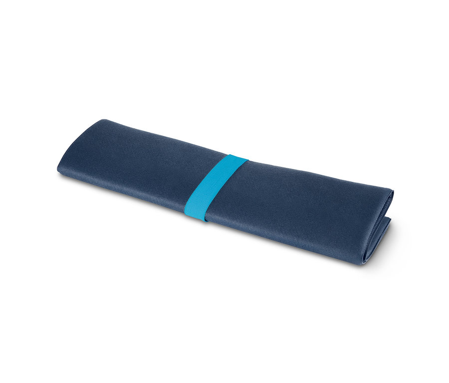 Mavi bir bantla tutturulmuş, rulo halinde bir mini fitness matı.