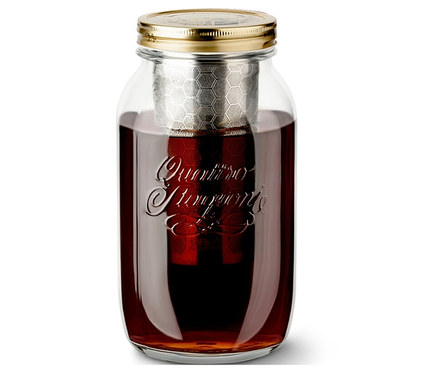 Beyaz bir arka plan üzerinde, içecekle dolu bir "BrewJar" soğuk demleme hazırlayıcısı.