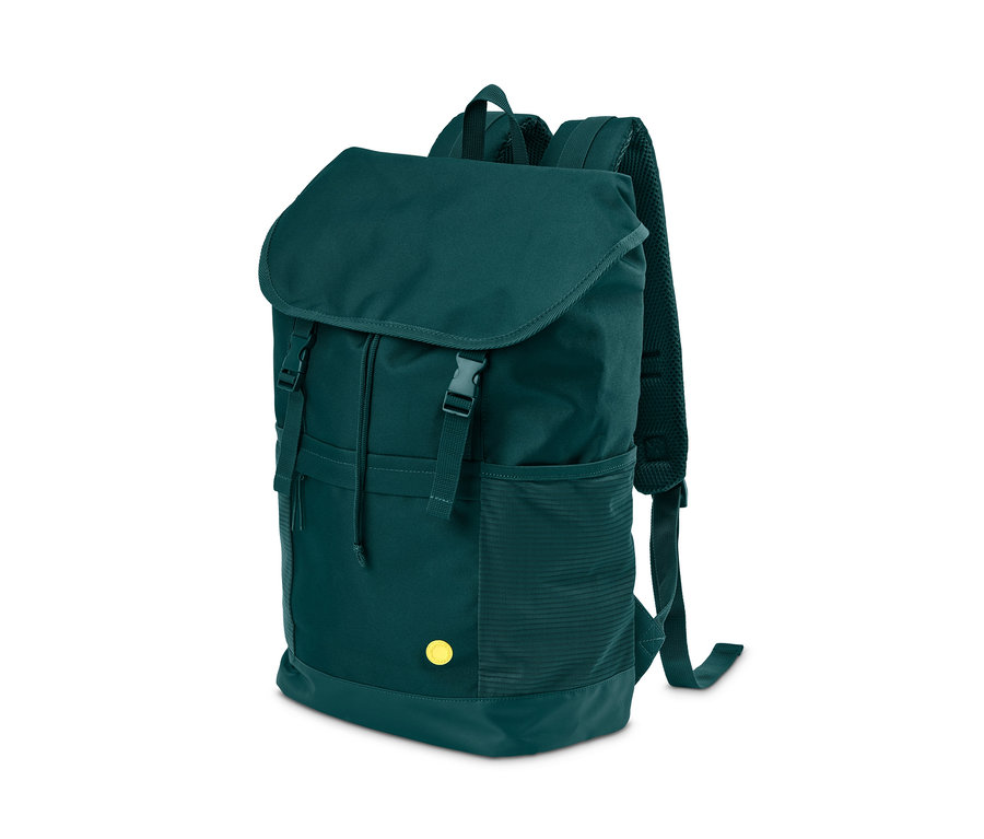 Kapaklı, büzgülü ve yan cepli yeşil outdoor sırt çantası.
