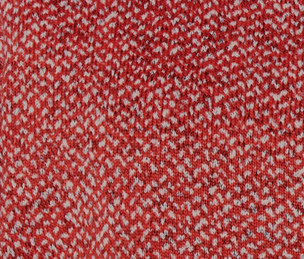 Örgü Polar Montun kırmızı ve beyaz deseninin yakın çekimi.
