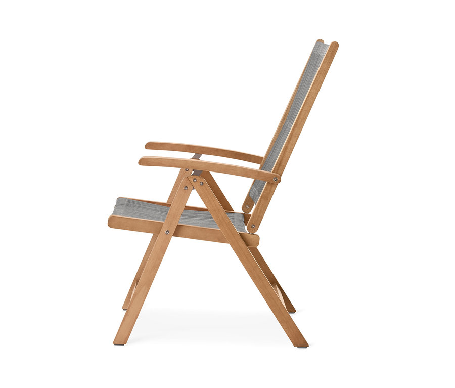 Ahşap çerçeveli ve gri kumaşlı, ayarlanabilir sırtlıklı »Lenja« yüksek sandalyenin yan görünümü.